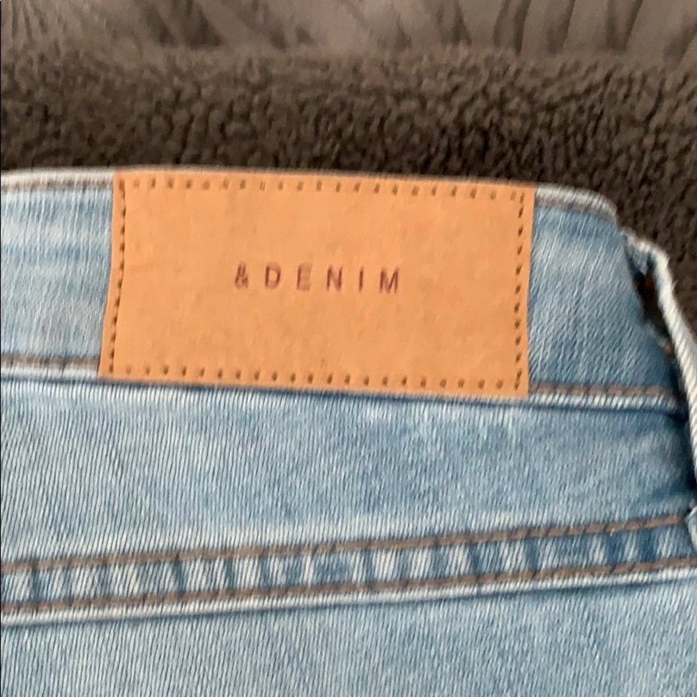 2 pair of light wash skinny jeans